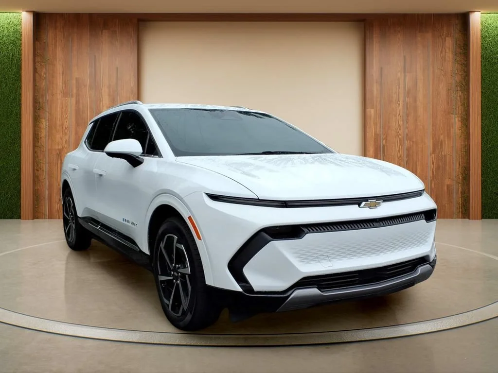 Used 2025 Summit White Chevrolet LT image 1