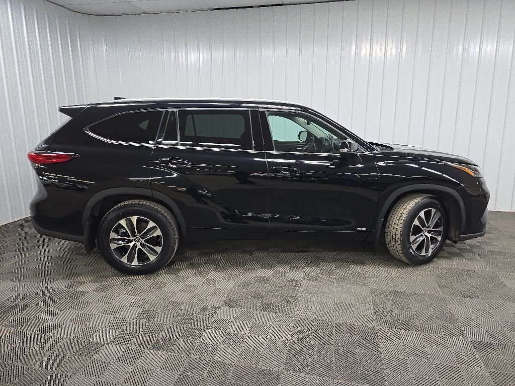 Used 2022 Black Toyota XLE image 2