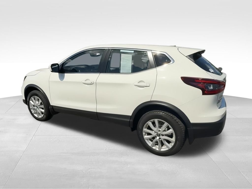 Used 2021 White Nissan S image 6