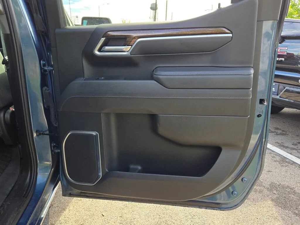 Used 2025 Blue GMC Elevation image 10