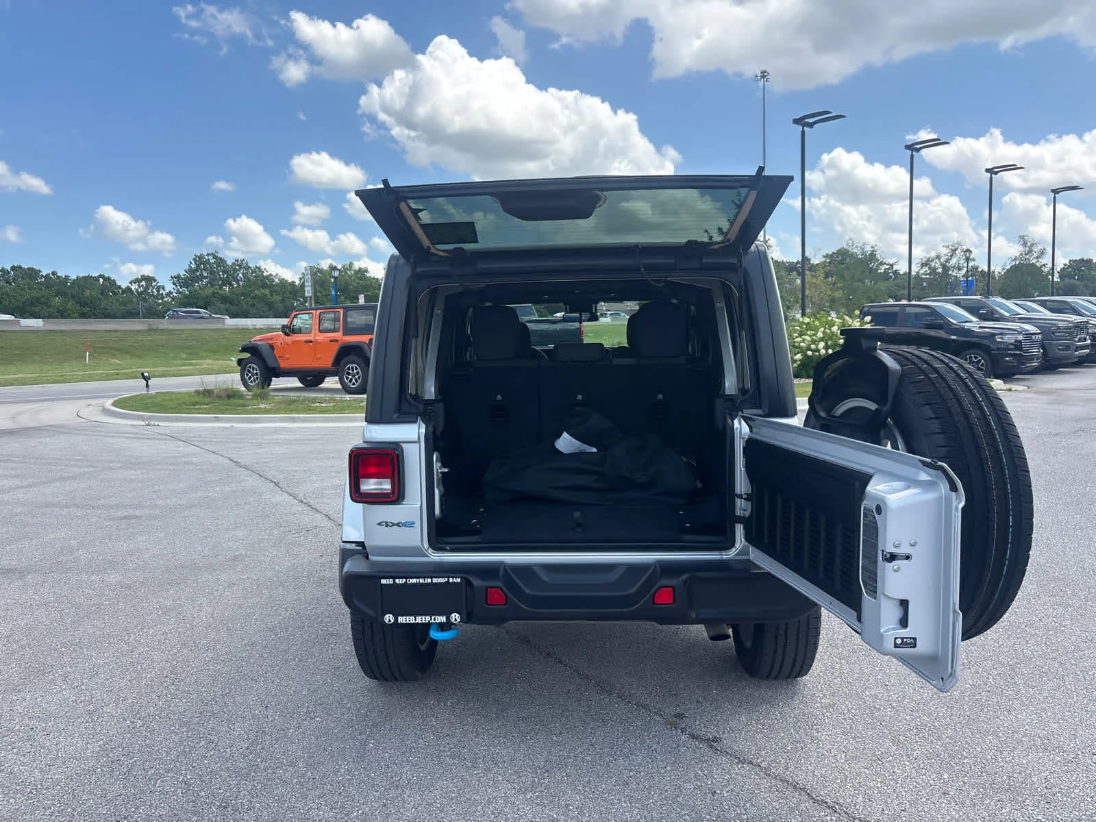Used 2024 Silver Zynith Clearcoat Jeep Sport S image 12