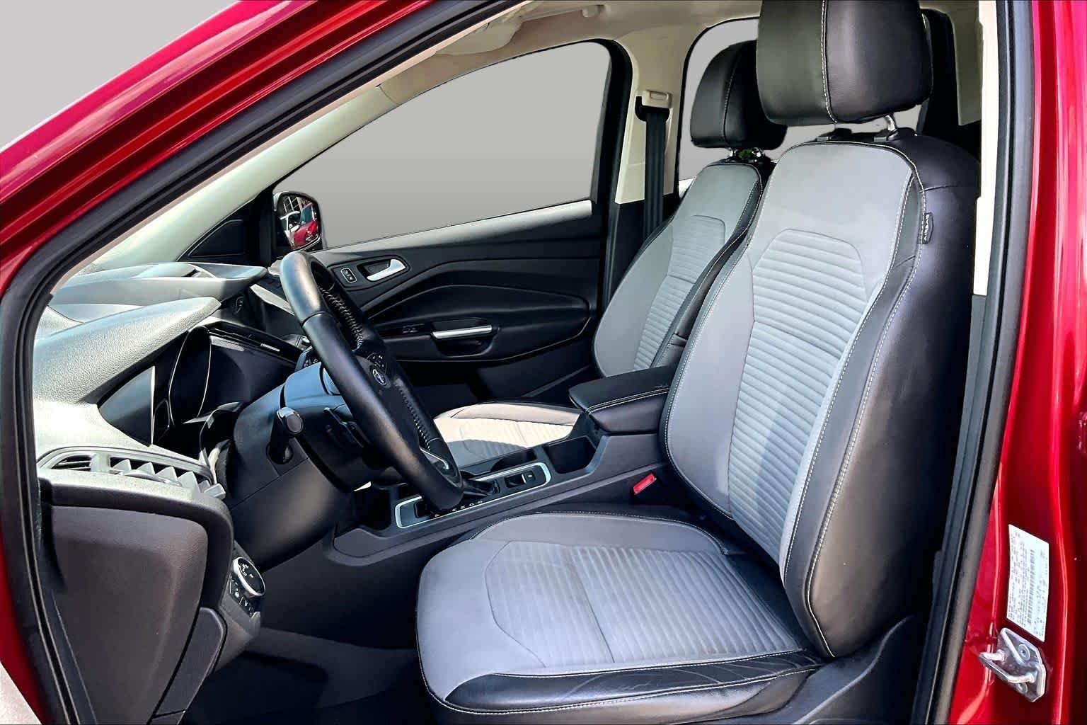 Used 2017 Ruby Red Metallic Tinted Clearcoat Ford SE image 9