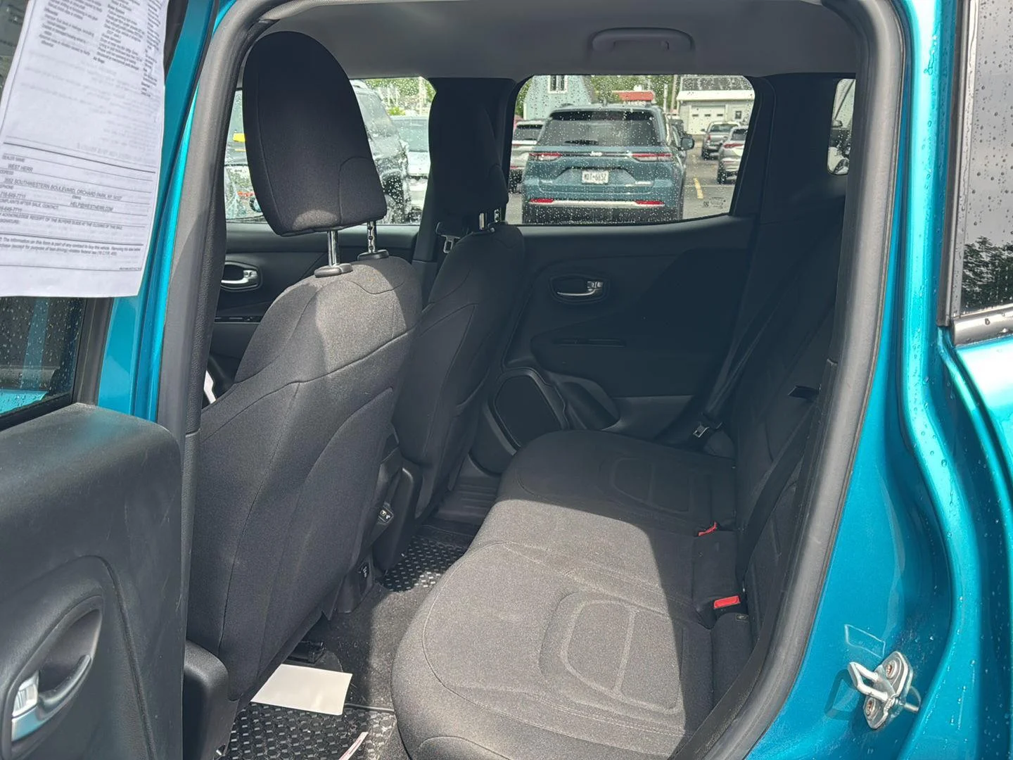 Used 2021  Jeep Latitude image 3