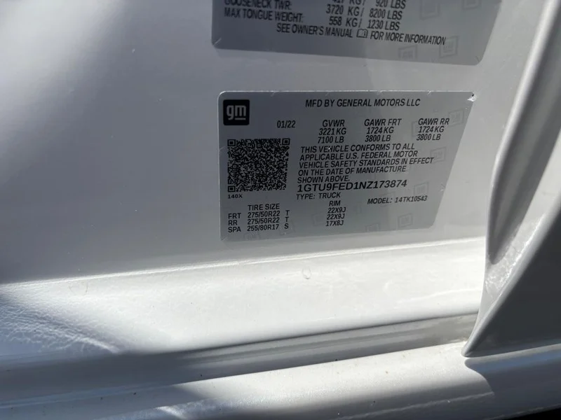 Used 2022 White Frost Tricoat GMC Denali image 18
