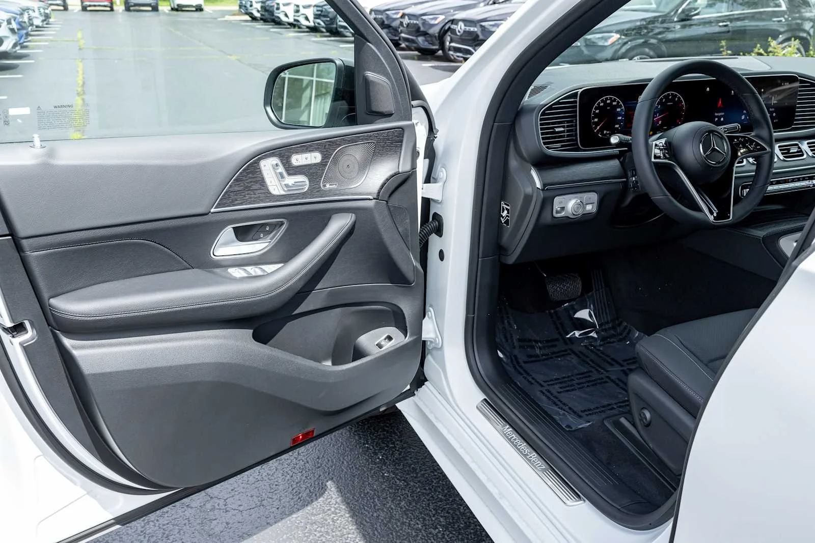 New 2026 MANUFAKTUR Moonlight White magno Mercedes-Benz GLE 450 image 9