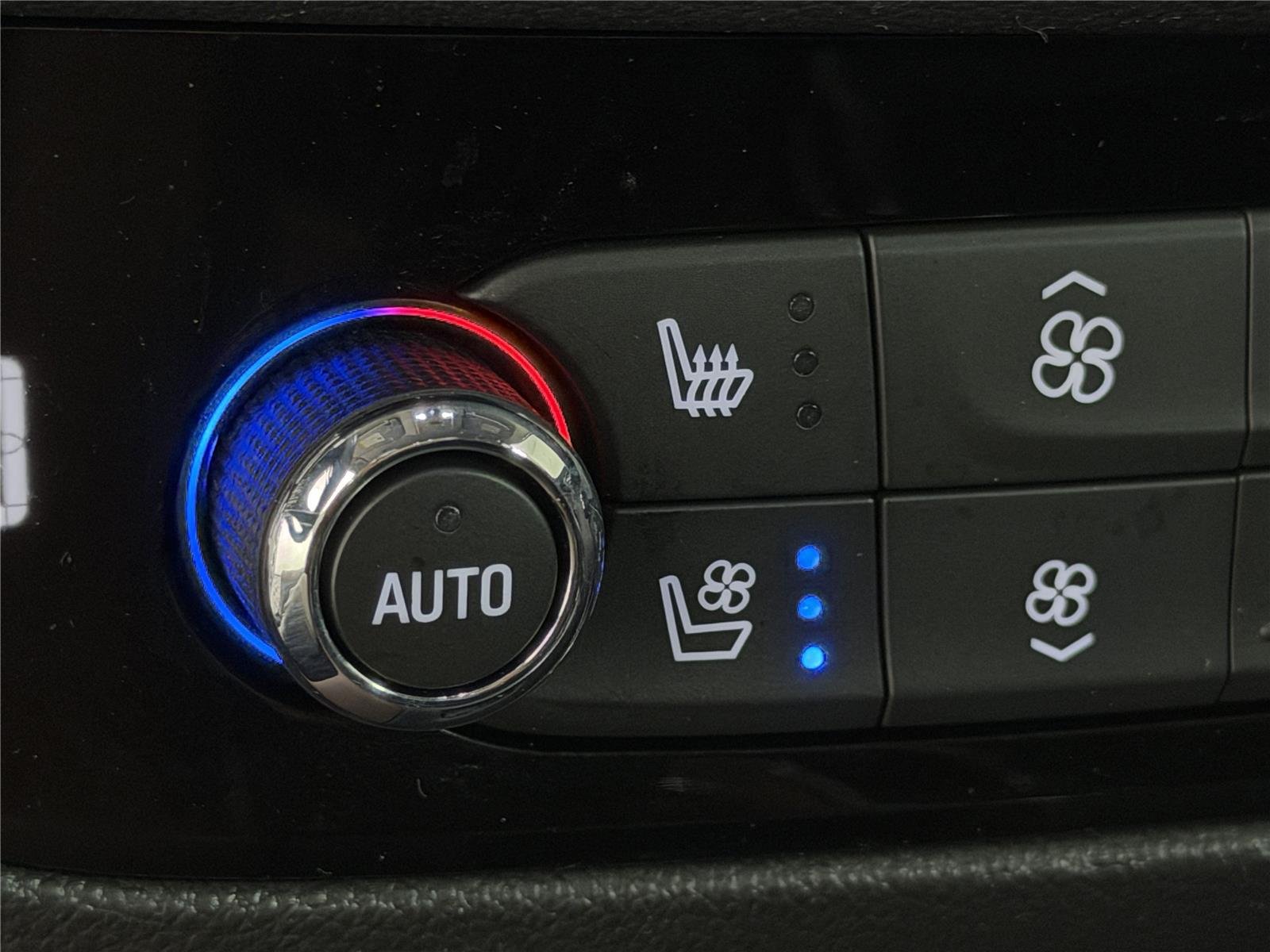 Used 2021 WHITE FROST TRICOAT Buick Avenir image 33