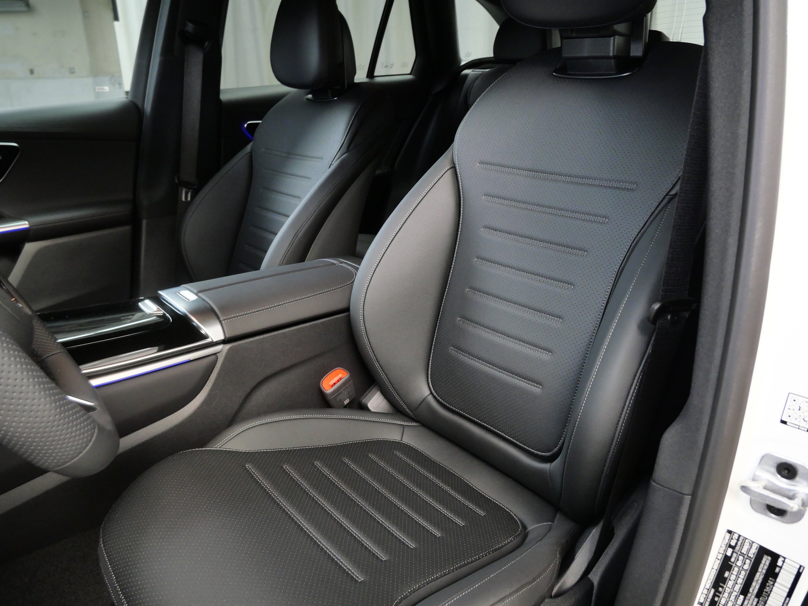 New 2026 MANUFAKTUR Moonlight White Metallic Mercedes-Benz GLC 300 image 3