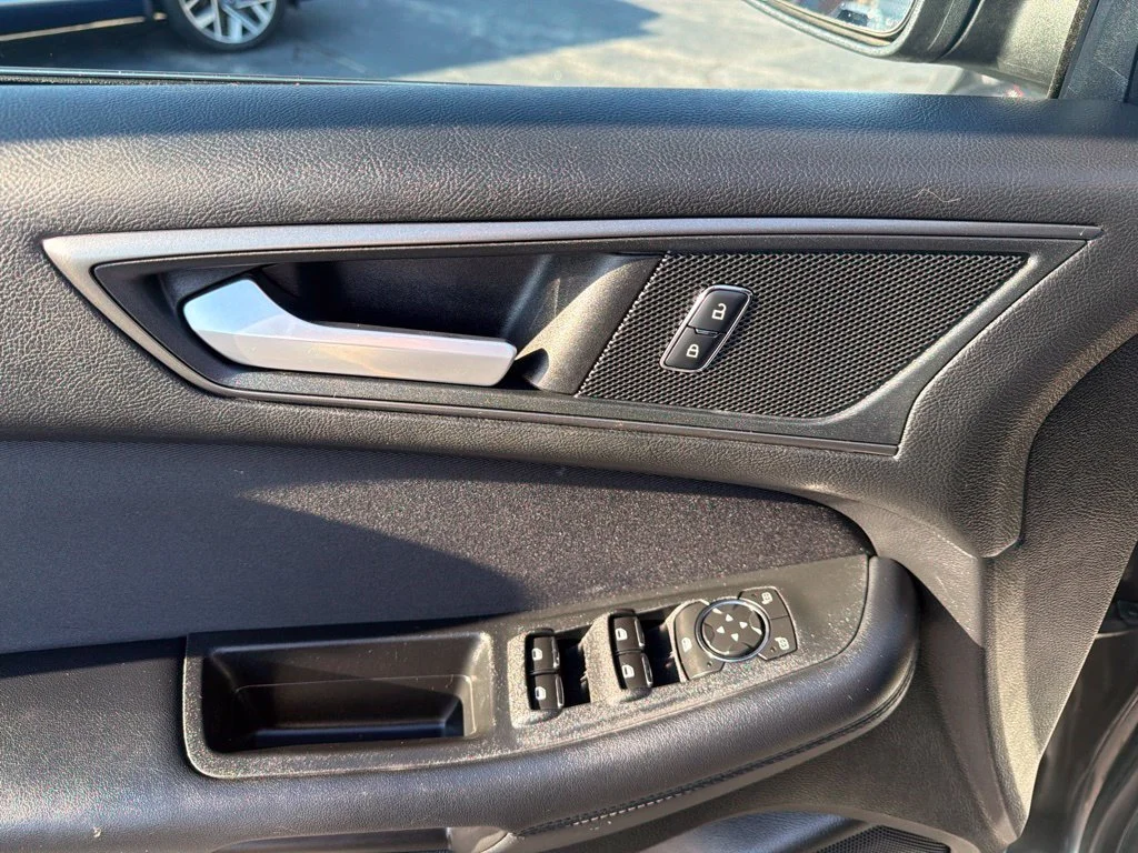 Used 2018 Magnetic Metallic Ford SE image 16