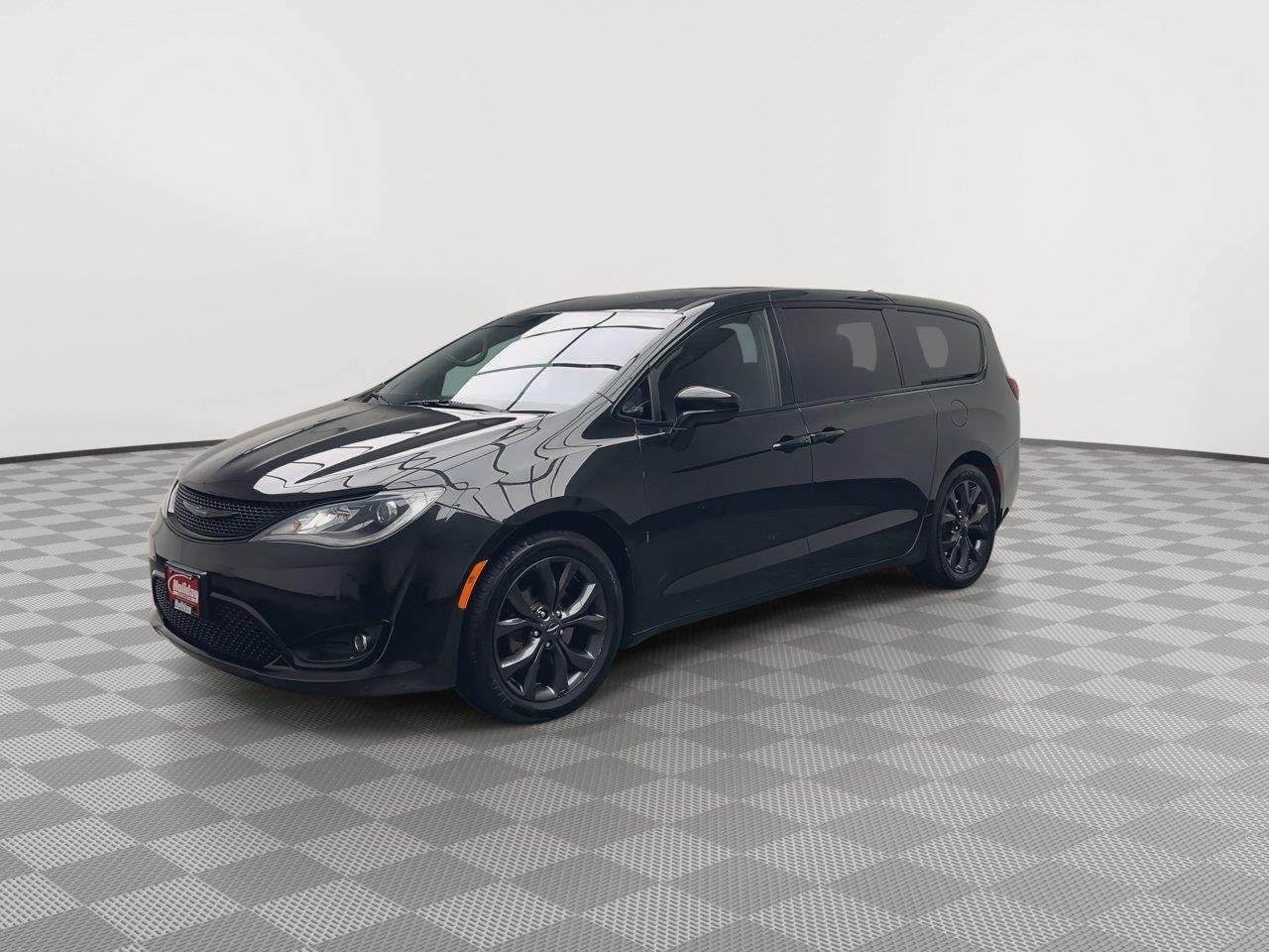 Used 2018 Brilliant Black Crystal Pearlcoat Chrysler Touring Plus image 36