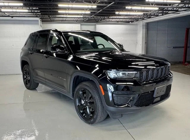 Used 2023 Black Jeep Altitude X image 6