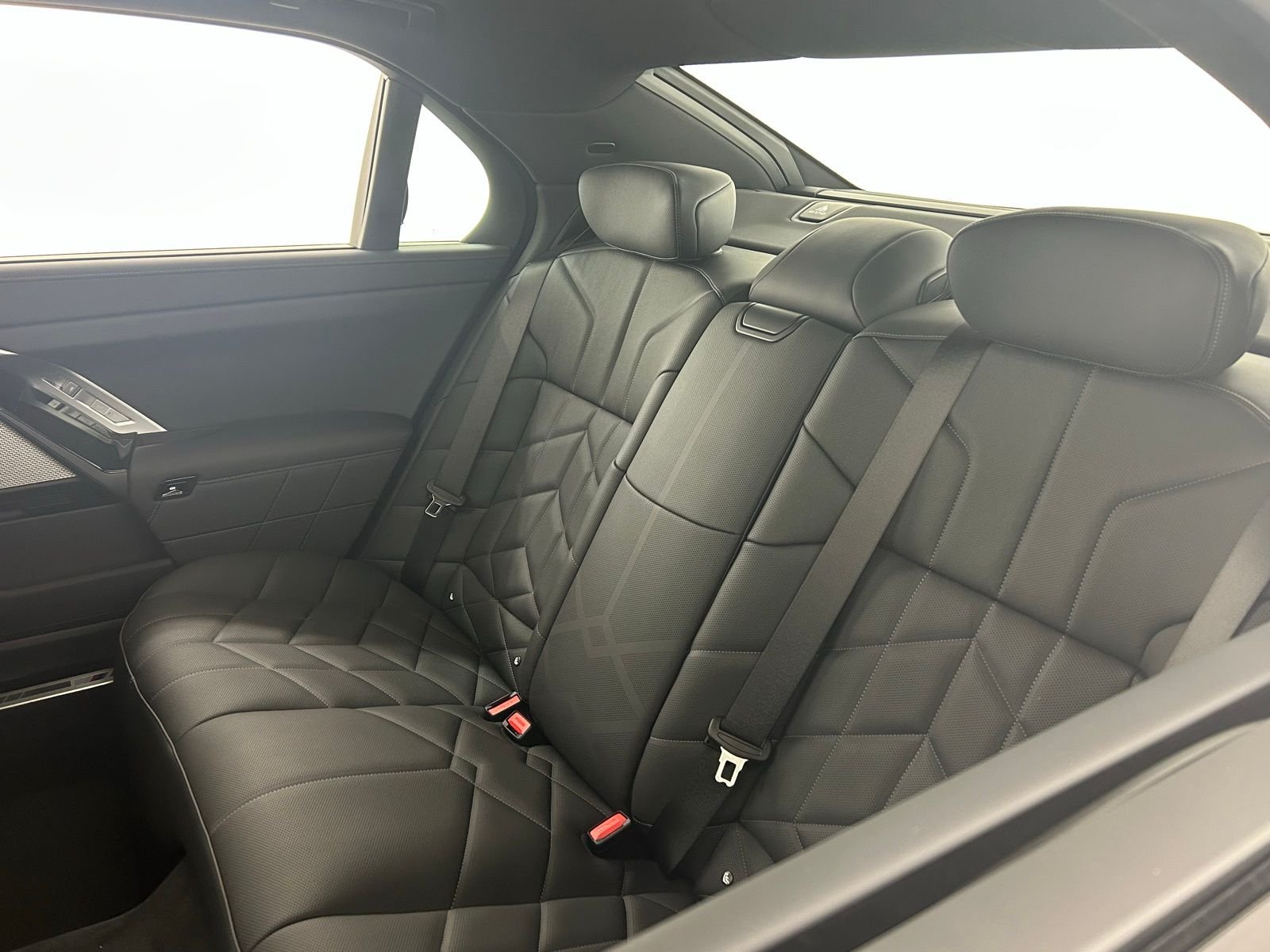 2025 BMW 7 Series 760i - Photo 32