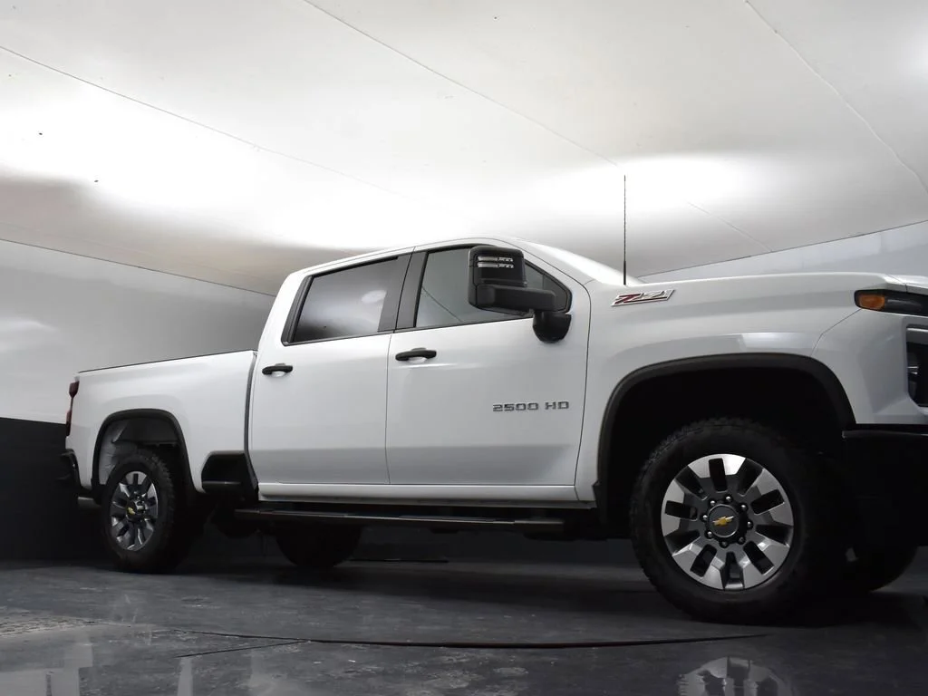 New 2026 Summit White Chevrolet Custom image 41