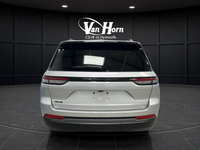 New 2026 Silver Zynith Exterior Paint Jeep Altitude image 4
