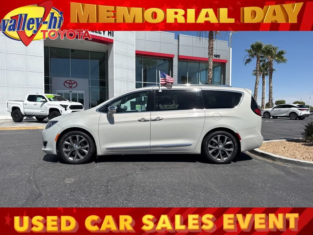 2017 Chrysler Pacifica Limited's photo