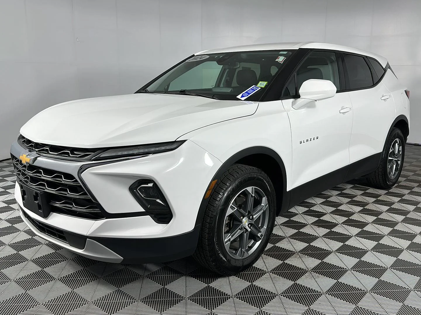 Used 2024 Summit White Chevrolet LT image 5