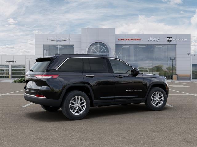 New 2025 Diamond Black Crystal Pearl-Coat Exterior Paint Jeep Laredo X image 37