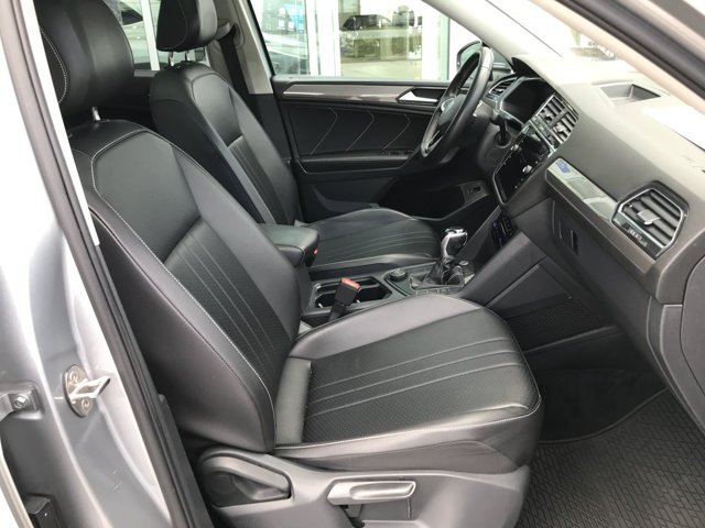 Used 2022 Pyrite Silver Metallic Volkswagen SE image 30