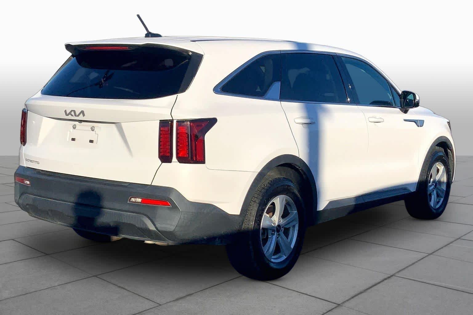 Used 2023 Glacial White Pearl Kia LX image 12