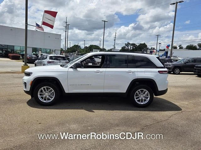 New 2026 Bright White Clear-Coat Exterior Paint Jeep Laredo image 4