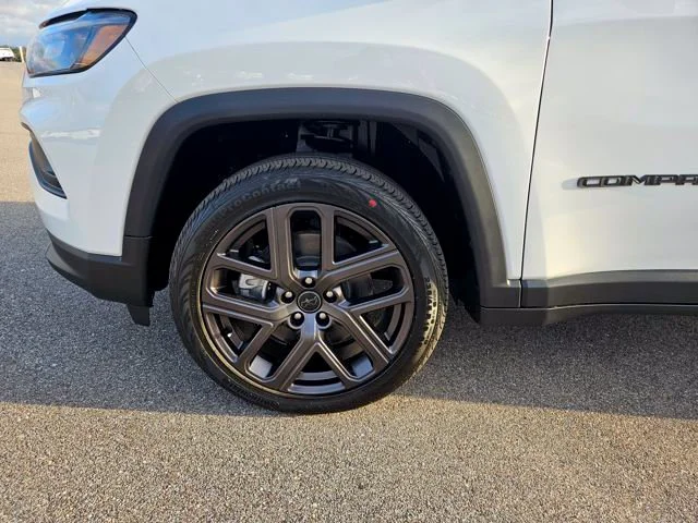 New 2026 Bright White Clear-Coat Exterior Paint Jeep Latitude image 27