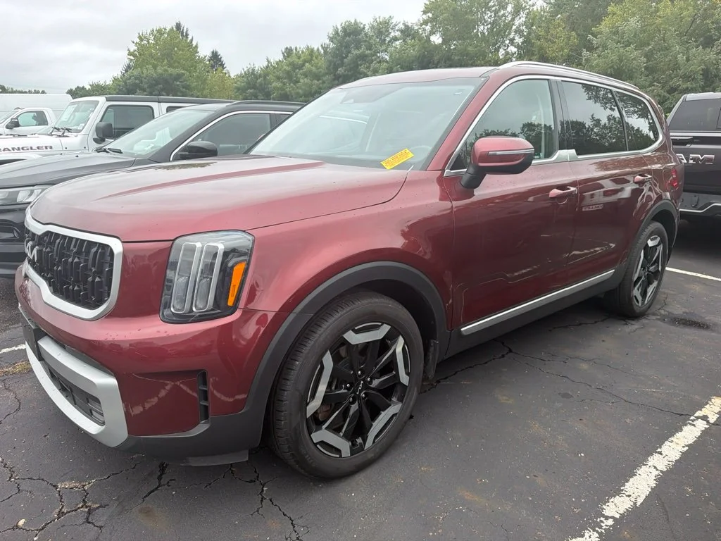Used 2023 Red Kia EX image 3