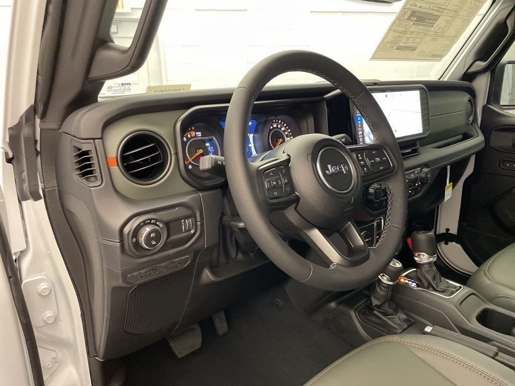 New 2026 Bright White Clear-Coat Exterior Paint Jeep Mojave X image 15