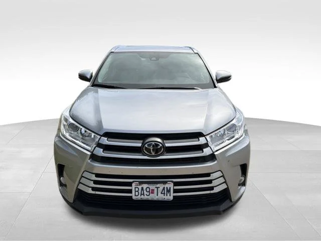 Used 2017 Silver Toyota XLE image 9