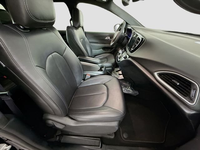 Used 2025 Black Chrysler Select image 27