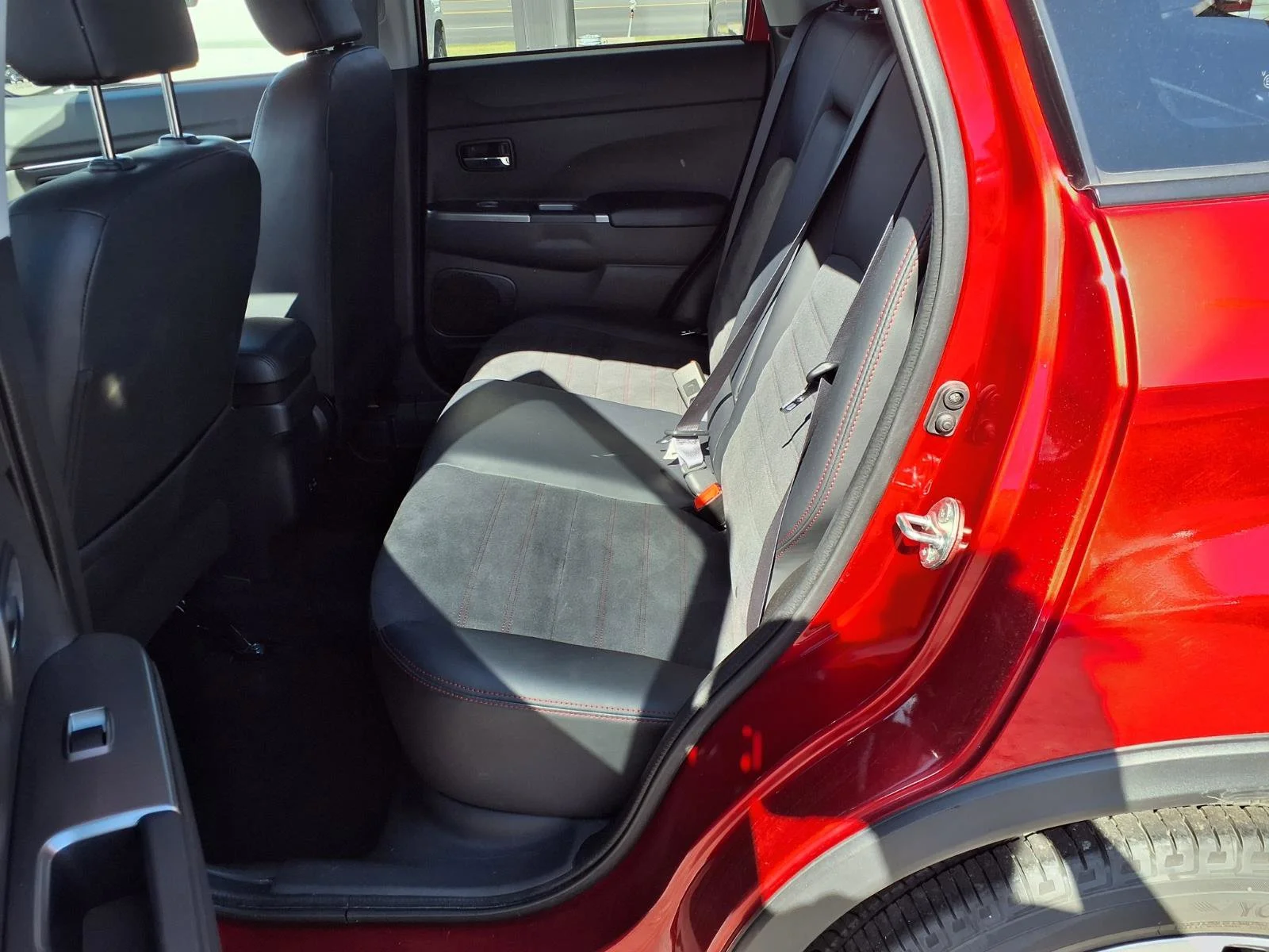 Used 2025 Red Mitsubishi SE image 17