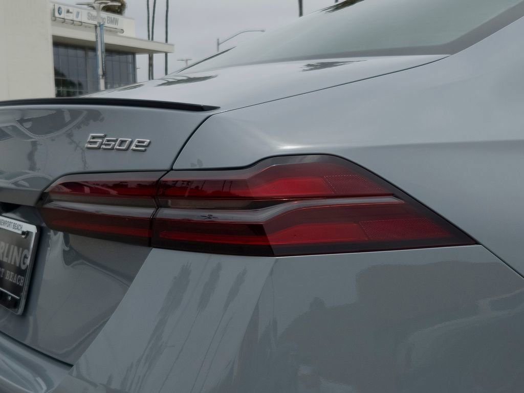 New 2027 Brooklyn Grey Metallic BMW 550e xDrive image 5