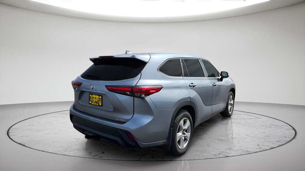 Used 2021  Toyota LE image 3