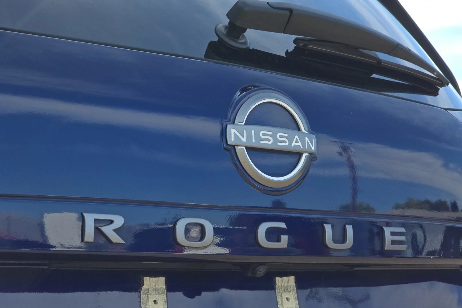 Used 2025 Deep Ocean Blue Pearl Nissan SV image 25