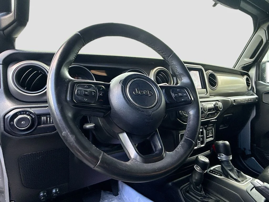 Used 2018 Silver Jeep Unlimited Sport S image 12