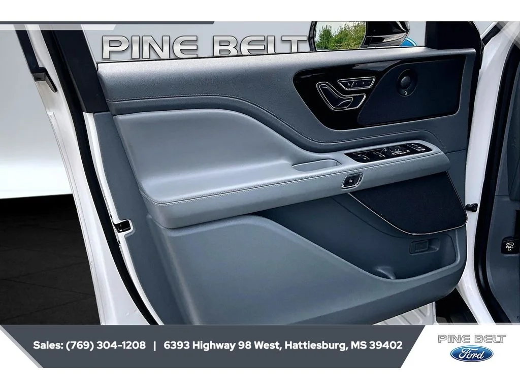 Used 2020 Pristine White Metallic Tri-Coat Lincoln Reserve image 17