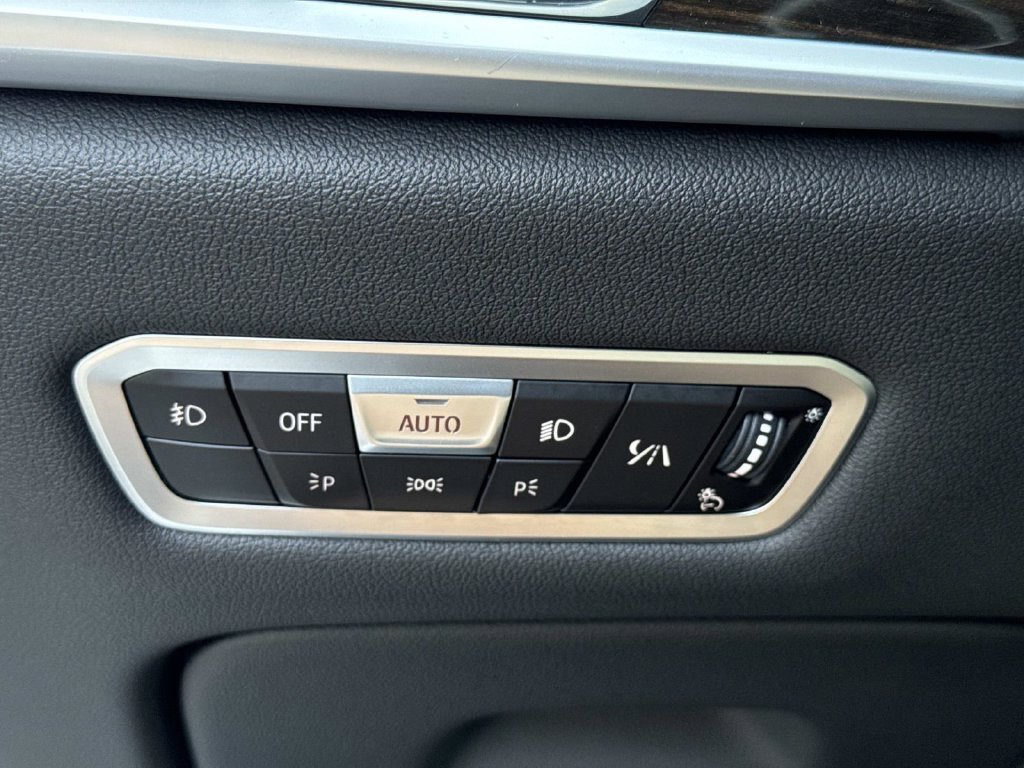 Used 2019 White Metallic BMW xDrive40i image 35
