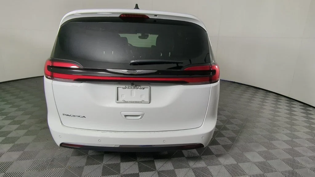 New 2026 Bright White Clear-Coat Exterior Paint Chrysler Select image 6