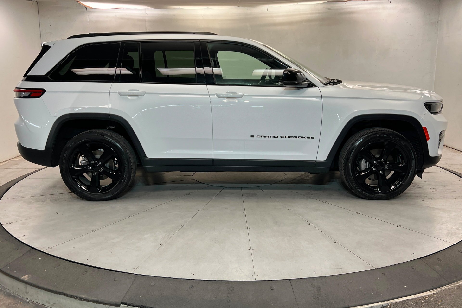 2023 Jeep Grand Cherokee Altitude - Photo 7