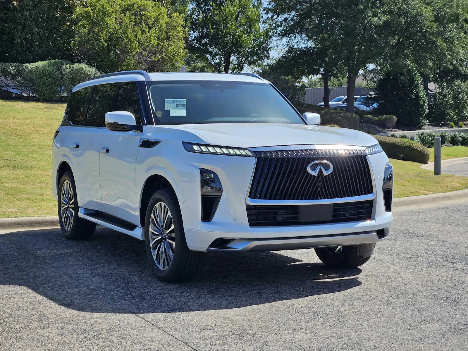 New 2027 RADIANT WHITE INFINITI Luxe 4WD image 2
