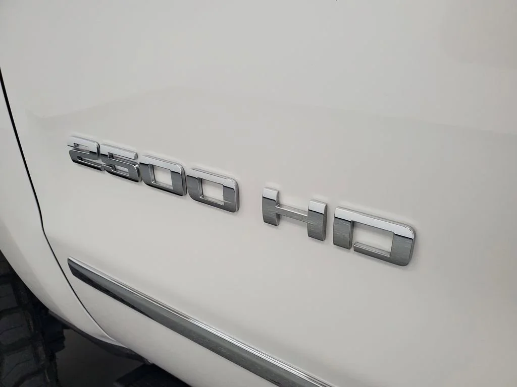 Used 2018 IRIDESCENT PEARL TRICOAT Chevrolet LTZ image 35