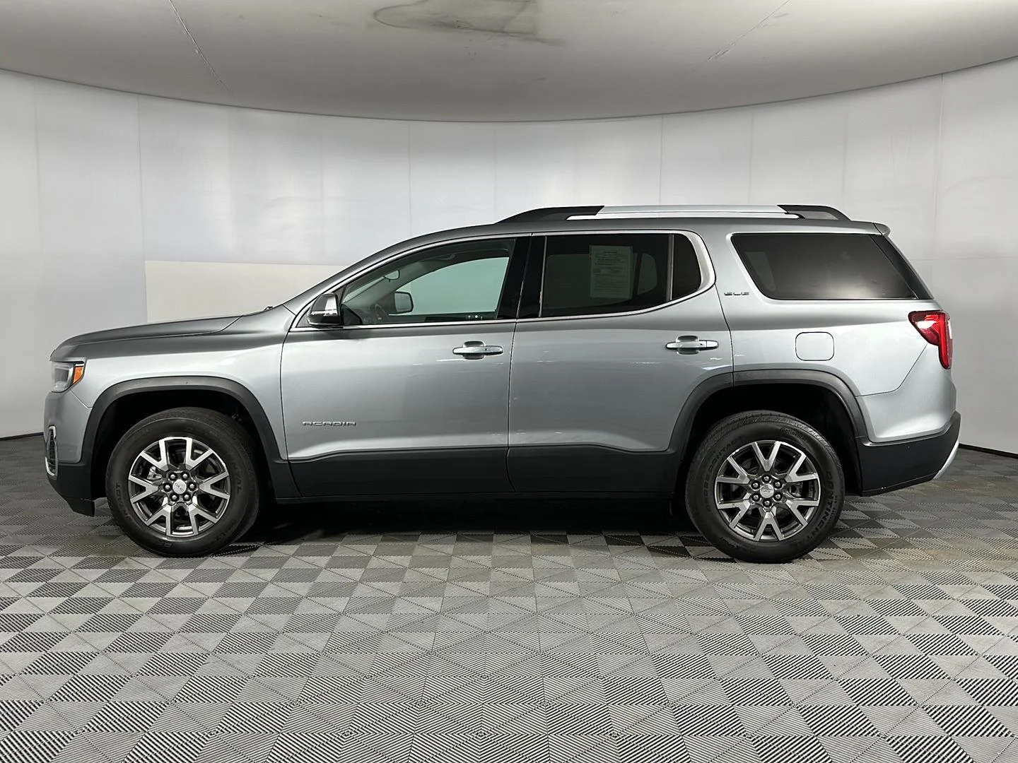 Used 2023 Sterling Metallic GMC SLE image 4