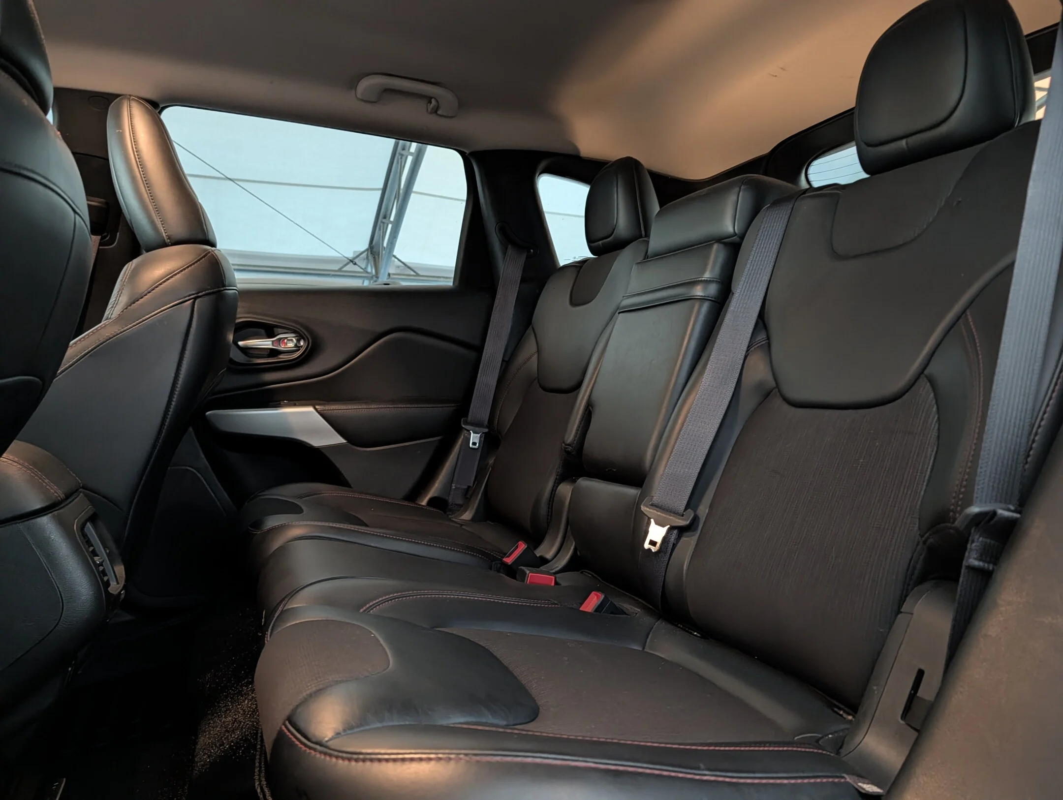 Used 2017 Grey Jeep Trailhawk - Leather - Uconnect 8.4 Touchscree - 4WD 4dr Trailhawk image 27