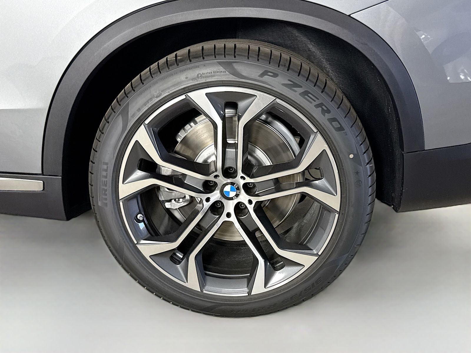 New 2026 Skyscraper Grey Metallic BMW xDrive50e image 33
