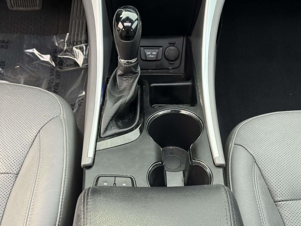 Used 2012 Silver Frost Metallic Hyundai Base image 23
