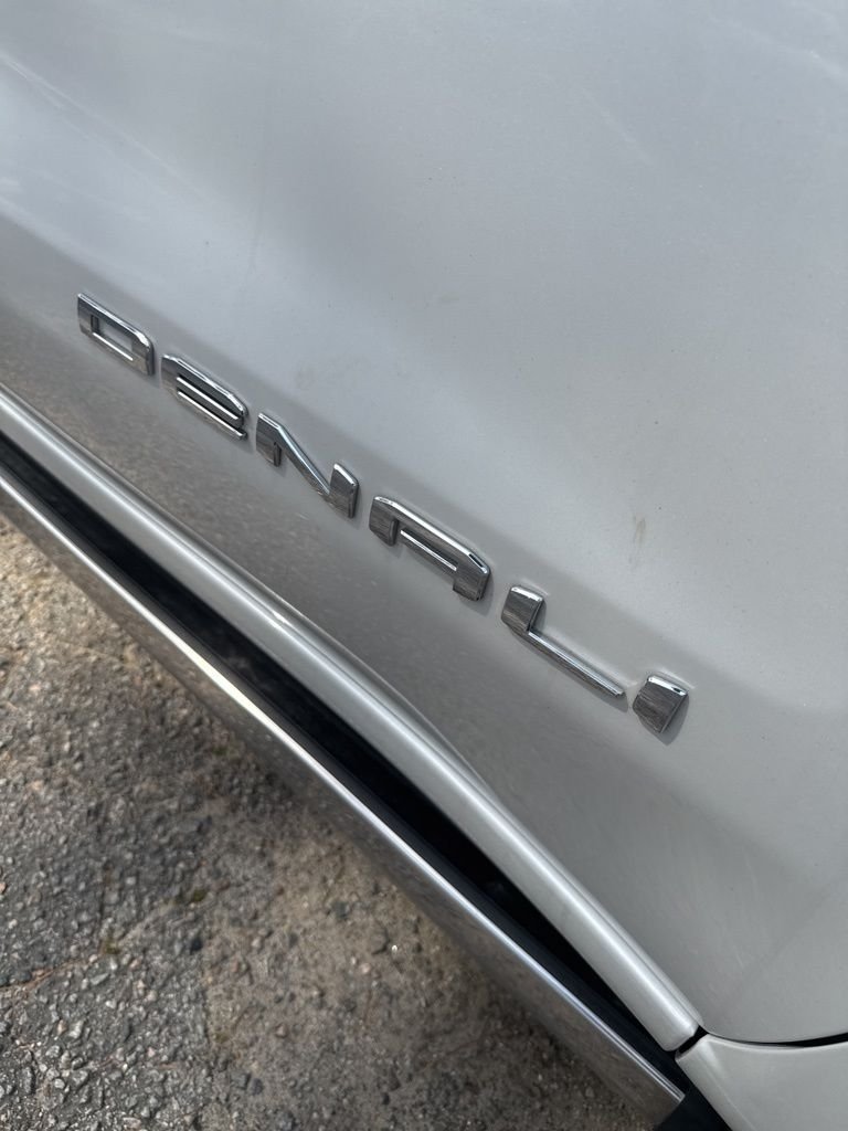 Used 2021 White GMC Denali image 12