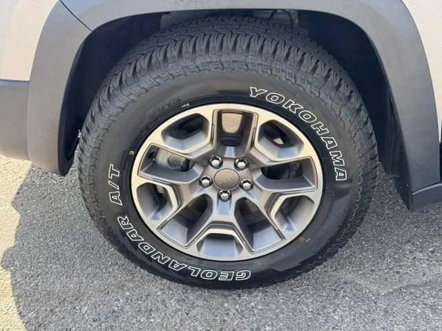 Used 2020 Silver Jeep Trailhawk 4x4 image 11