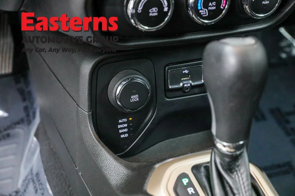 Used 2017 White Jeep Latitude image 13