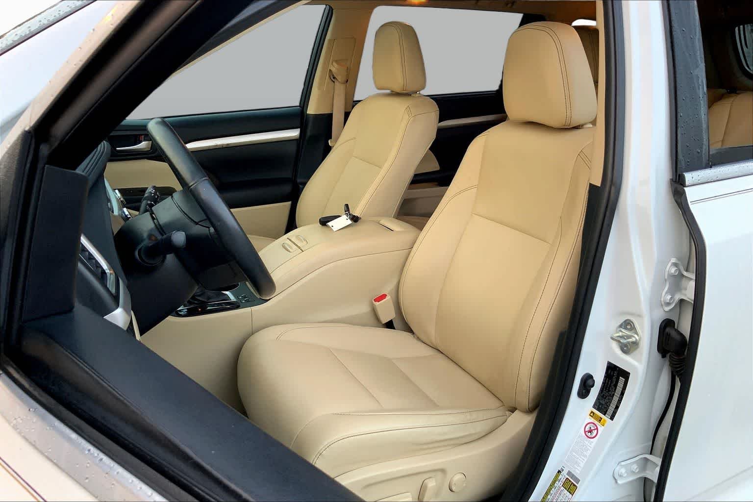 Used 2019 Blizzard Pearl Toyota XLE image 8