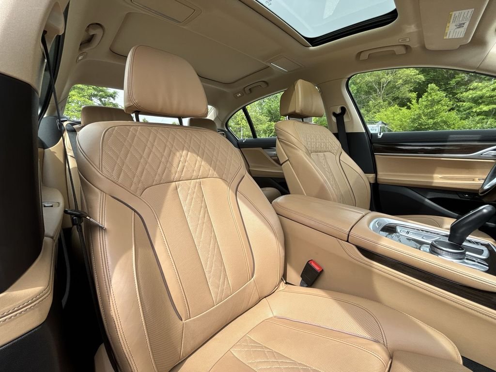 Used 2022 Black BMW 750i xDrive image 28