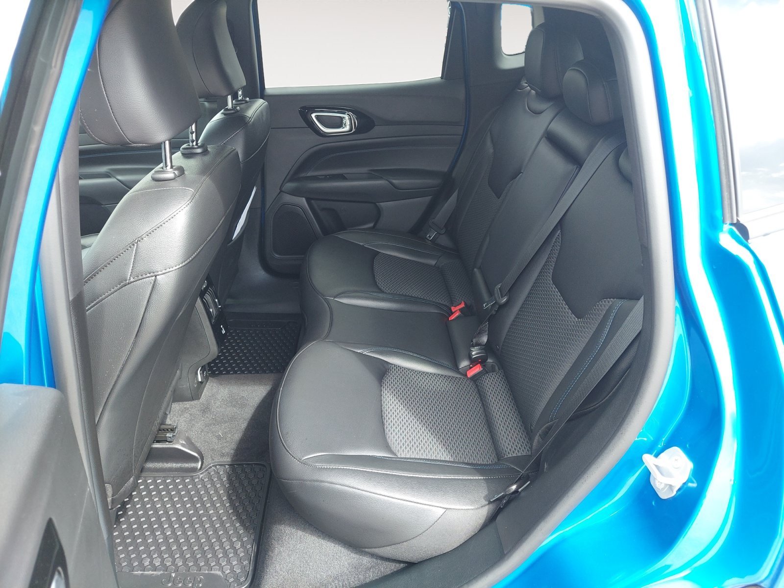 New 2026 Hydro Blue Pearlcoat Jeep Latitude Altitude image 23