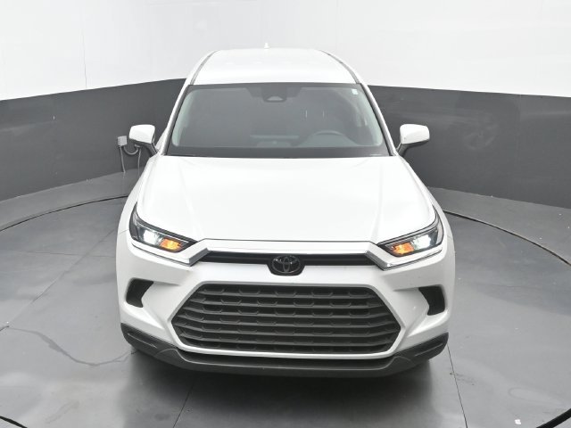 Used 2025 Wind Chill Pearl Toyota LE image 29